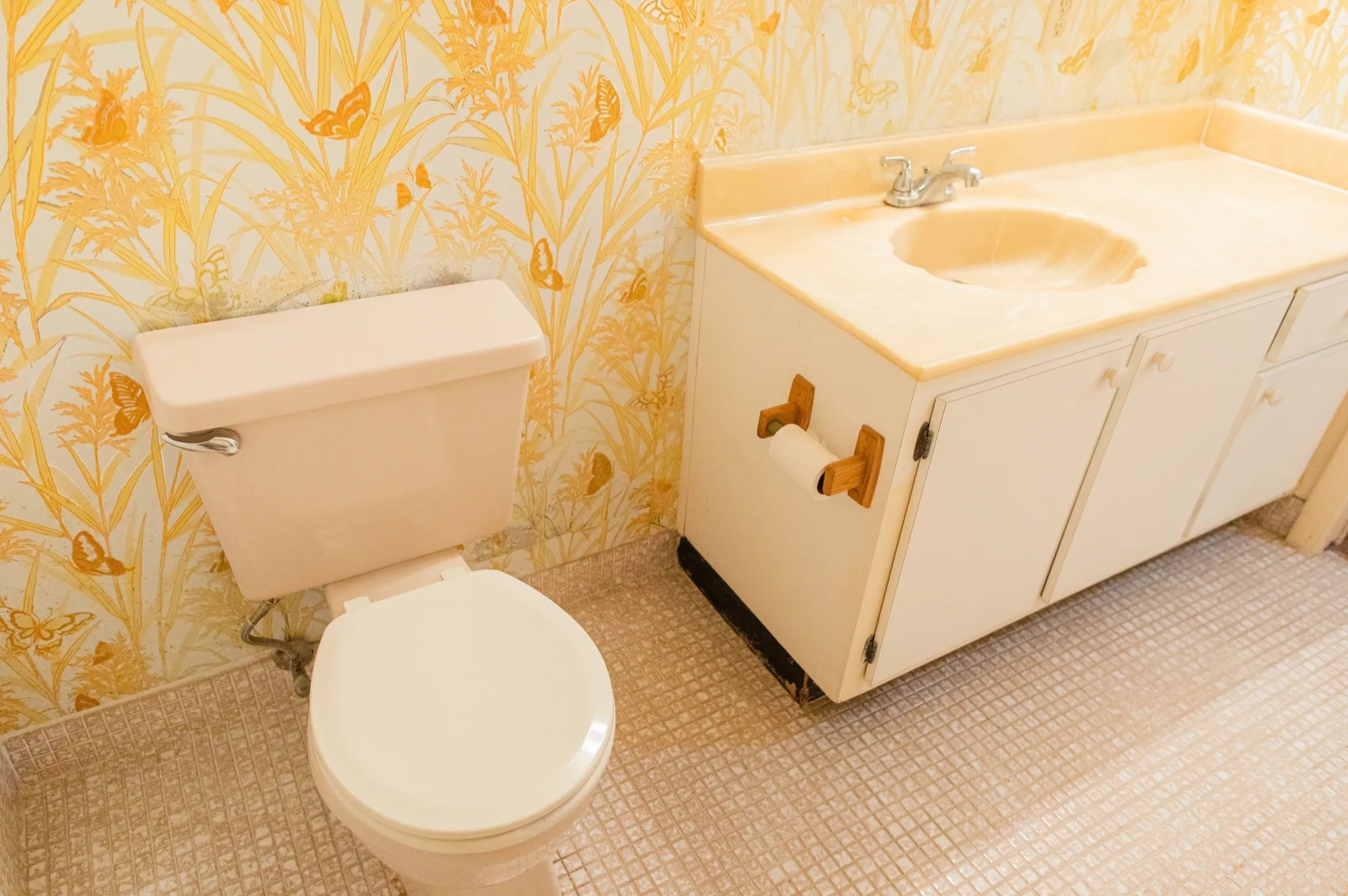 Outdated bathroom before renovation