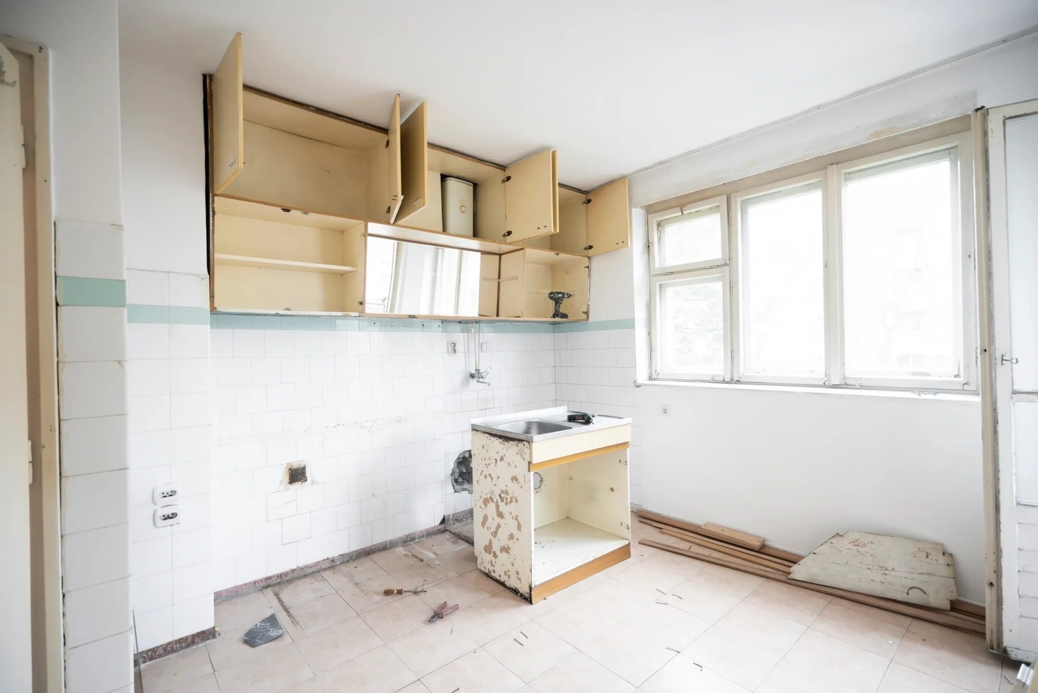 Outdated kitchen before renovation